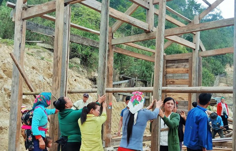 Tranh thủ nghỉ học, người dân chung tay làm nhà cho giáo viên - Ảnh 2. Tranh thủ nghỉ học, người dân chung tay làm nhà cho giáo viên - Ảnh 2.