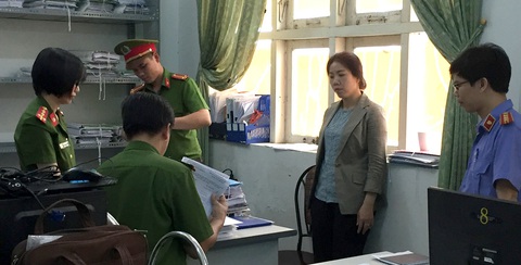 Bắt nguyên trưởng phòng tài nguyên môi trường huyện - Ảnh 2. Bắt nguyên trưởng phòng tài nguyên môi trường huyện - Ảnh 2.
