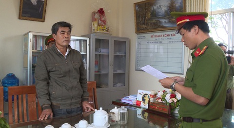 Bắt nguyên trưởng phòng tài nguyên môi trường huyện - Ảnh 1. Bắt nguyên trưởng phòng tài nguyên môi trường huyện - Ảnh 1.