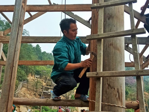 Tranh thủ nghỉ học, người dân chung tay làm nhà cho giáo viên - Ảnh 4. Tranh thủ nghỉ học, người dân chung tay làm nhà cho giáo viên - Ảnh 4.