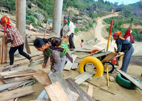 Tranh thủ nghỉ học, người dân chung tay làm nhà cho giáo viên - Ảnh 5. Tranh thủ nghỉ học, người dân chung tay làm nhà cho giáo viên - Ảnh 5.