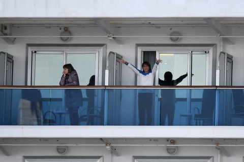 Chuyên gia chỉ trích việc cách ly tàu Diamond Princess, Chính phủ Nhật nói gì? - Ảnh 3. Chuyên gia chỉ trích việc cách ly tàu Diamond Princess, Chính phủ Nhật nói gì? - Ảnh 3.