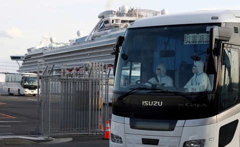 Chuyên gia chỉ trích việc cách ly tàu Diamond Princess, Chính phủ Nhật nói gì? - Ảnh 1. Chuyên gia chỉ trích việc cách ly tàu Diamond Princess, Chính phủ Nhật nói gì? - Ảnh 1.