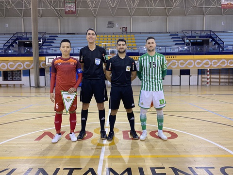 Tuyển futsal Việt Nam thua CLB Real Betis trước khi về Việt Nam - Ảnh 1. Tuyển futsal Việt Nam thua CLB Real Betis trước khi về Việt Nam - Ảnh 1.