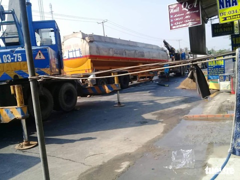 Xe chở hóa chất lật chắn ngang đường, quốc lộ 1 ùn ứ suốt 10km - Ảnh 3. Xe chở hóa chất lật chắn ngang đường, quốc lộ 1 ùn ứ suốt 10km - Ảnh 3.