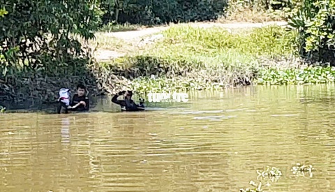 Công an tìm vật chứng trên kênh gần nhà hoang Tuấn khỉ bị tiêu diệt - Ảnh 2. Công an tìm vật chứng trên kênh gần nhà hoang Tuấn khỉ bị tiêu diệt - Ảnh 2.