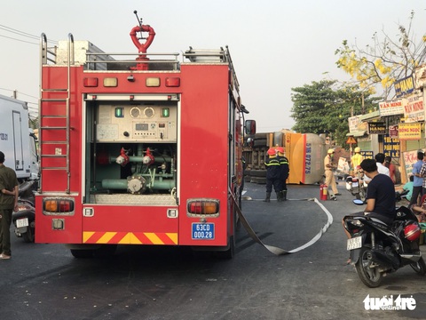Xe chở hóa chất lật chắn ngang đường, quốc lộ 1 ùn ứ suốt 10km - Ảnh 2. Xe chở hóa chất lật chắn ngang đường, quốc lộ 1 ùn ứ suốt 10km - Ảnh 2.