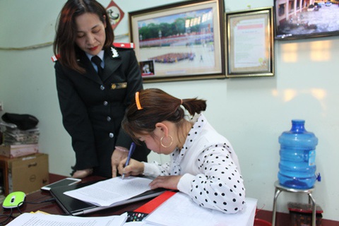 Phạt tiền triệu hai phụ nữ khoe nhanh hơn báo, tung tin người chết do COVID-19 - Ảnh 1. Phạt tiền triệu hai phụ nữ khoe nhanh hơn báo, tung tin người chết do COVID-19 - Ảnh 1.