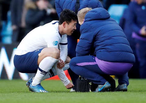 Bị gãy tay, Son Heung Min có thể nghỉ đá hết mùa - Ảnh 1. Bị gãy tay, Son Heung Min có thể nghỉ đá hết mùa - Ảnh 1.