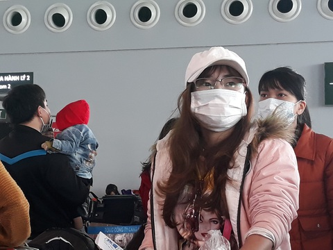 Người người đeo khẩu trang kín mít ở sân bay vì sợ nhiễm virus corona - Ảnh 5. Người người đeo khẩu trang kín mít ở sân bay vì sợ nhiễm virus corona - Ảnh 5.