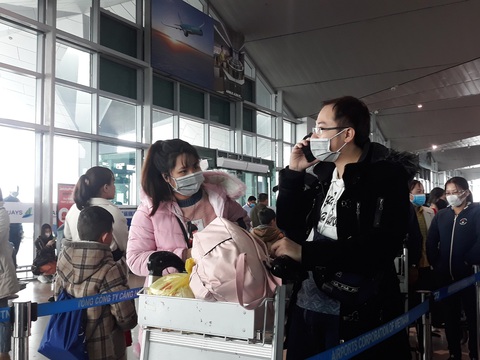 Người người đeo khẩu trang kín mít ở sân bay vì sợ nhiễm virus corona - Ảnh 7. Người người đeo khẩu trang kín mít ở sân bay vì sợ nhiễm virus corona - Ảnh 7.