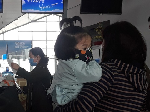 Người người đeo khẩu trang kín mít ở sân bay vì sợ nhiễm virus corona - Ảnh 3. Người người đeo khẩu trang kín mít ở sân bay vì sợ nhiễm virus corona - Ảnh 3.
