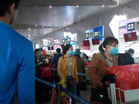 Người người đeo khẩu trang kín mít ở sân bay vì sợ nhiễm virus corona - Ảnh 6. Người người đeo khẩu trang kín mít ở sân bay vì sợ nhiễm virus corona - Ảnh 6.