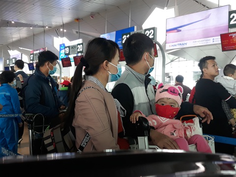 Người người đeo khẩu trang kín mít ở sân bay vì sợ nhiễm virus corona - Ảnh 4. Người người đeo khẩu trang kín mít ở sân bay vì sợ nhiễm virus corona - Ảnh 4.