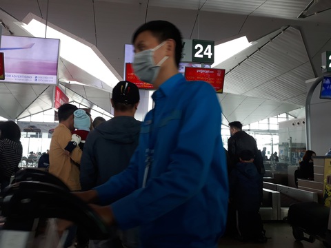 Người người đeo khẩu trang kín mít ở sân bay vì sợ nhiễm virus corona - Ảnh 8. Người người đeo khẩu trang kín mít ở sân bay vì sợ nhiễm virus corona - Ảnh 8.