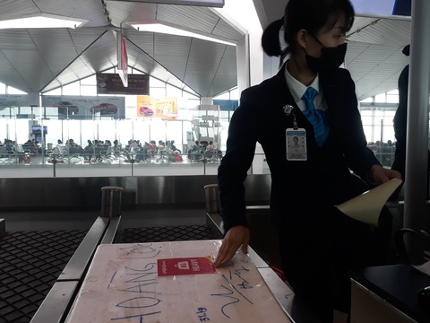 Người người đeo khẩu trang kín mít ở sân bay vì sợ nhiễm virus corona - Ảnh 9. Người người đeo khẩu trang kín mít ở sân bay vì sợ nhiễm virus corona - Ảnh 9.