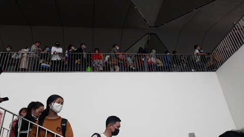 Người người đeo khẩu trang kín mít ở sân bay vì sợ nhiễm virus corona - Ảnh 1. Người người đeo khẩu trang kín mít ở sân bay vì sợ nhiễm virus corona - Ảnh 1.