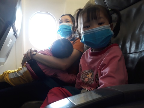 Người người đeo khẩu trang kín mít ở sân bay vì sợ nhiễm virus corona - Ảnh 10. Người người đeo khẩu trang kín mít ở sân bay vì sợ nhiễm virus corona - Ảnh 10.