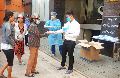 Khẩu trang vẫn bị thổi giá, người TP.HCM bớt mua do không thiếu, Hà Nội khan hàng - Ảnh 1. Khẩu trang vẫn bị thổi giá, người TP.HCM bớt mua do không thiếu, Hà Nội khan hàng - Ảnh 1.