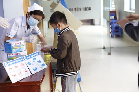 Bệnh viện phát khẩu trang miễn phí cho bệnh nhân - Ảnh 2. Bệnh viện phát khẩu trang miễn phí cho bệnh nhân - Ảnh 2.