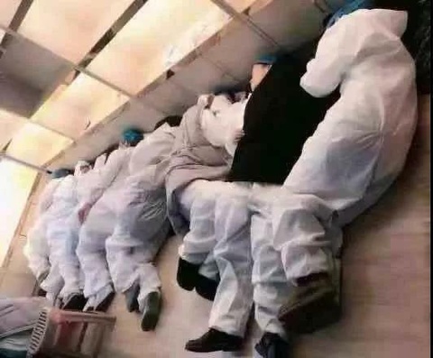 Bác sĩ ở Vũ Hán phải mặc tã làm việc, bị đánh và thiếu tiếp tế - Ảnh 4. Bác sĩ ở Vũ Hán phải mặc tã làm việc, bị đánh và thiếu tiếp tế - Ảnh 4.