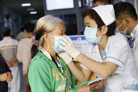 Bệnh viện phát khẩu trang miễn phí cho bệnh nhân - Ảnh 1. Bệnh viện phát khẩu trang miễn phí cho bệnh nhân - Ảnh 1.