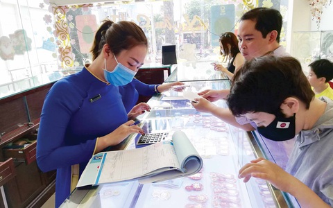 Đeo khẩu trang đi mua vàng dịp vía Thần tài - Ảnh 1. Đeo khẩu trang đi mua vàng dịp vía Thần tài - Ảnh 1.