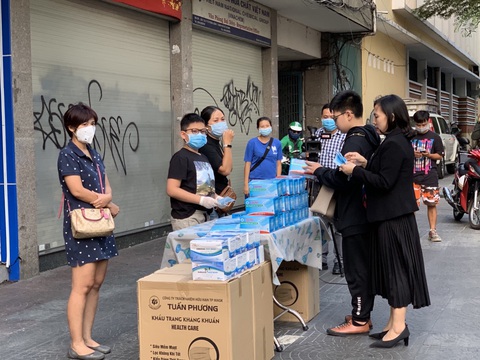 Du khách nước ngoài bất ngờ vì được phát miễn phí khẩu trang ở TP.HCM - Ảnh 4. Du khách nước ngoài bất ngờ vì được phát miễn phí khẩu trang ở TP.HCM - Ảnh 4.