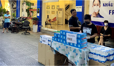 Du khách nước ngoài bất ngờ vì được phát miễn phí khẩu trang ở TP.HCM - Ảnh 5. Du khách nước ngoài bất ngờ vì được phát miễn phí khẩu trang ở TP.HCM - Ảnh 5.