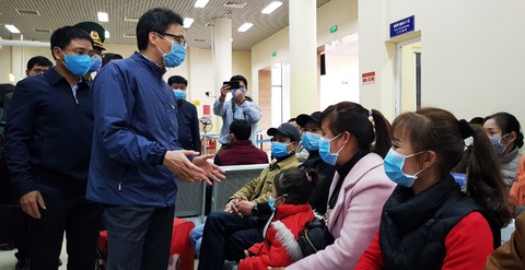 Phó thủ tướng động viên người dân cách ly 14 ngày khi nhập cảnh qua Móng Cái - Ảnh 1. Phó thủ tướng động viên người dân cách ly 14 ngày khi nhập cảnh qua Móng Cái - Ảnh 1.