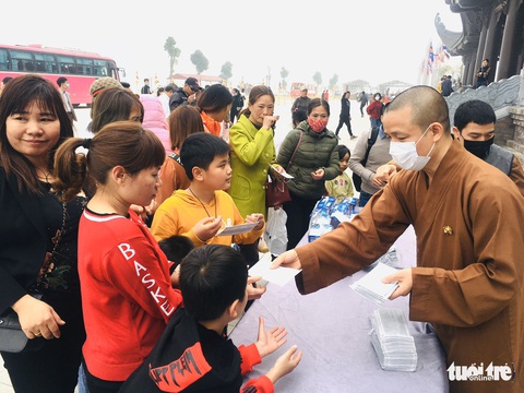 Dành sinh nhật đứng phát khẩu trang cho người dân tới chùa Tam Chúc - Ảnh 2. Dành sinh nhật đứng phát khẩu trang cho người dân tới chùa Tam Chúc - Ảnh 2.