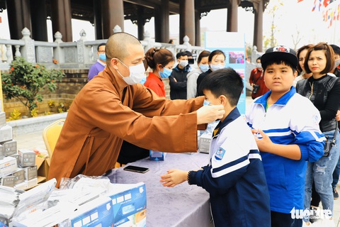 Dành sinh nhật đứng phát khẩu trang cho người dân tới chùa Tam Chúc - Ảnh 4. Dành sinh nhật đứng phát khẩu trang cho người dân tới chùa Tam Chúc - Ảnh 4.