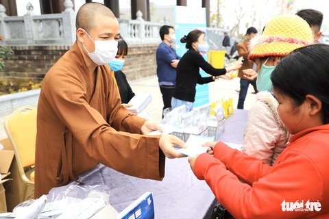Dành sinh nhật đứng phát khẩu trang cho người dân tới chùa Tam Chúc - Ảnh 5. Dành sinh nhật đứng phát khẩu trang cho người dân tới chùa Tam Chúc - Ảnh 5.