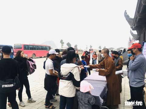 Dành sinh nhật đứng phát khẩu trang cho người dân tới chùa Tam Chúc - Ảnh 6. Dành sinh nhật đứng phát khẩu trang cho người dân tới chùa Tam Chúc - Ảnh 6.