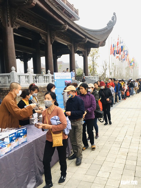Dành sinh nhật đứng phát khẩu trang cho người dân tới chùa Tam Chúc - Ảnh 9. Dành sinh nhật đứng phát khẩu trang cho người dân tới chùa Tam Chúc - Ảnh 9.