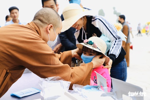 Dành sinh nhật đứng phát khẩu trang cho người dân tới chùa Tam Chúc - Ảnh 11. Dành sinh nhật đứng phát khẩu trang cho người dân tới chùa Tam Chúc - Ảnh 11.
