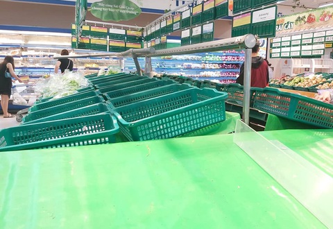Nhiều khay hàng thiết yếu tại các siêu thị ở TP.HCM bị vét sạch - Ảnh 2. Nhiều khay hàng thiết yếu tại các siêu thị ở TP.HCM bị vét sạch - Ảnh 2.