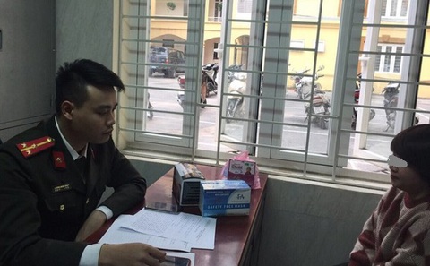 Hà Nội niêm phong một quầy thuốc vì chặt chém giá khẩu trang - Ảnh 1. Hà Nội niêm phong một quầy thuốc vì chặt chém giá khẩu trang - Ảnh 1.