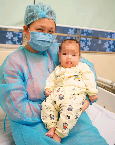 Bệnh nhi 3 tháng tuổi, ca bệnh COVID-19 nhỏ nhất Việt Nam xuất viện - Ảnh 5. Bệnh nhi 3 tháng tuổi, ca bệnh COVID-19 nhỏ nhất Việt Nam xuất viện - Ảnh 5.