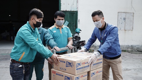 Tiếp viện khẩu trang và nước rửa tay miễn phí cho vùng dịch Sơn Lôi - Ảnh 2. Tiếp viện khẩu trang và nước rửa tay miễn phí cho vùng dịch Sơn Lôi - Ảnh 2.