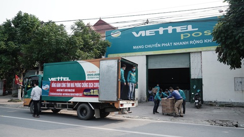 Tiếp viện khẩu trang và nước rửa tay miễn phí cho vùng dịch Sơn Lôi - Ảnh 1. Tiếp viện khẩu trang và nước rửa tay miễn phí cho vùng dịch Sơn Lôi - Ảnh 1.