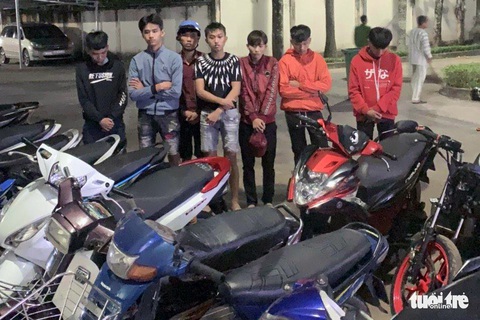 Dùng xe đầu kéo chắn ngang đường để bắt nhóm đua xe trái phép - Ảnh 1. Dùng xe đầu kéo chắn ngang đường để bắt nhóm đua xe trái phép - Ảnh 1.