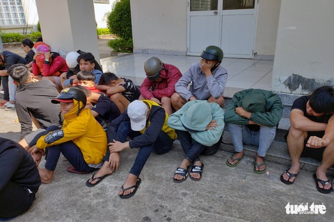 Dùng xe đầu kéo chắn ngang đường để bắt nhóm đua xe trái phép - Ảnh 2. Dùng xe đầu kéo chắn ngang đường để bắt nhóm đua xe trái phép - Ảnh 2.