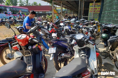 Dùng xe đầu kéo chắn ngang đường để bắt nhóm đua xe trái phép - Ảnh 4. Dùng xe đầu kéo chắn ngang đường để bắt nhóm đua xe trái phép - Ảnh 4.
