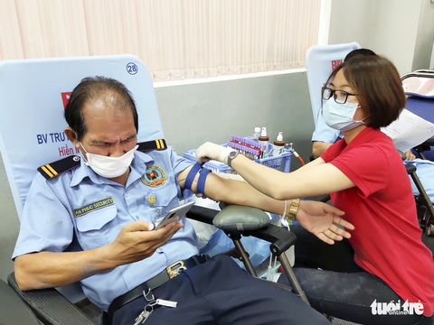 Đang dọn vệ sinh, nghe hiến máu vội nhờ người làm thay để đi - Ảnh 4. Đang dọn vệ sinh, nghe hiến máu vội nhờ người làm thay để đi - Ảnh 4.