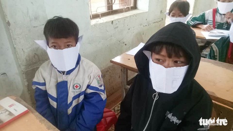 Phê bình giáo viên và hiệu trưởng vì tấm ảnh ‘học sinh đeo khẩu trang bằng giấy - Ảnh 1. Phê bình giáo viên và hiệu trưởng vì tấm ảnh ‘học sinh đeo khẩu trang bằng giấy - Ảnh 1.