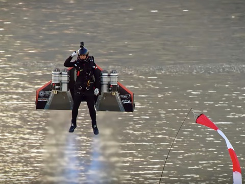 Iron Man ngoài đời thực bay từ mặt đất lên độ cao tới 1.800m - Ảnh 1. Iron Man ngoài đời thực bay từ mặt đất lên độ cao tới 1.800m - Ảnh 1.