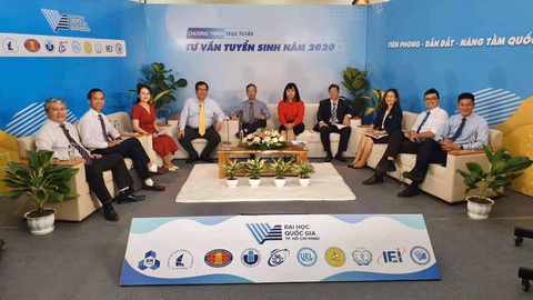 Trường đại học chi tiền tỉ làm phim trường tư vấn, giải đáp thí sinh xuyên đêm - Ảnh 1. Trường đại học chi tiền tỉ làm phim trường tư vấn, giải đáp thí sinh xuyên đêm - Ảnh 1.