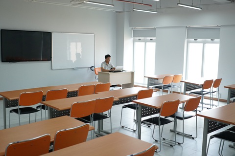 Sinh viên nghỉ tránh dịch, một mình giảng viên cân cả giảng đường mênh mông - Ảnh 2. Sinh viên nghỉ tránh dịch, một mình giảng viên cân cả giảng đường mênh mông - Ảnh 2.