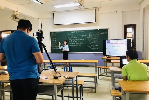 Sinh viên nghỉ tránh dịch, một mình giảng viên cân cả giảng đường mênh mông - Ảnh 9. Sinh viên nghỉ tránh dịch, một mình giảng viên cân cả giảng đường mênh mông - Ảnh 9.